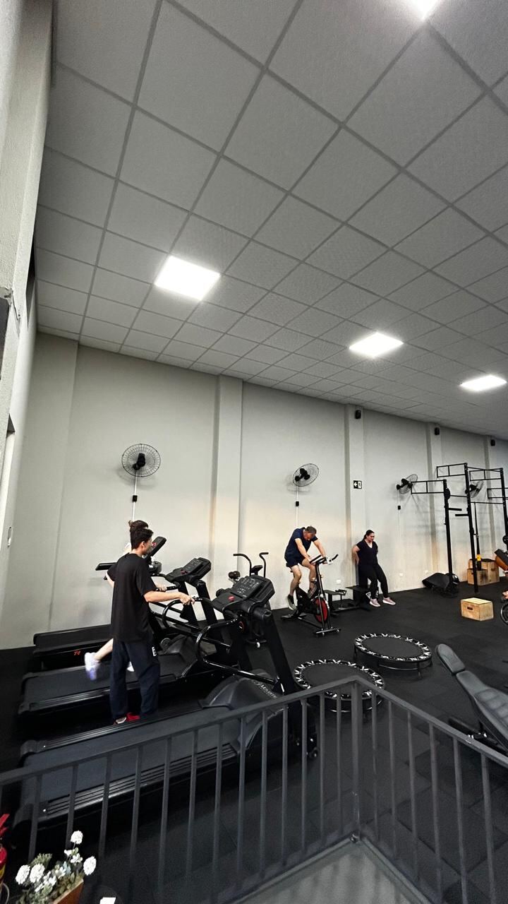 Área de musculação da GTFIT com parede azul marinho