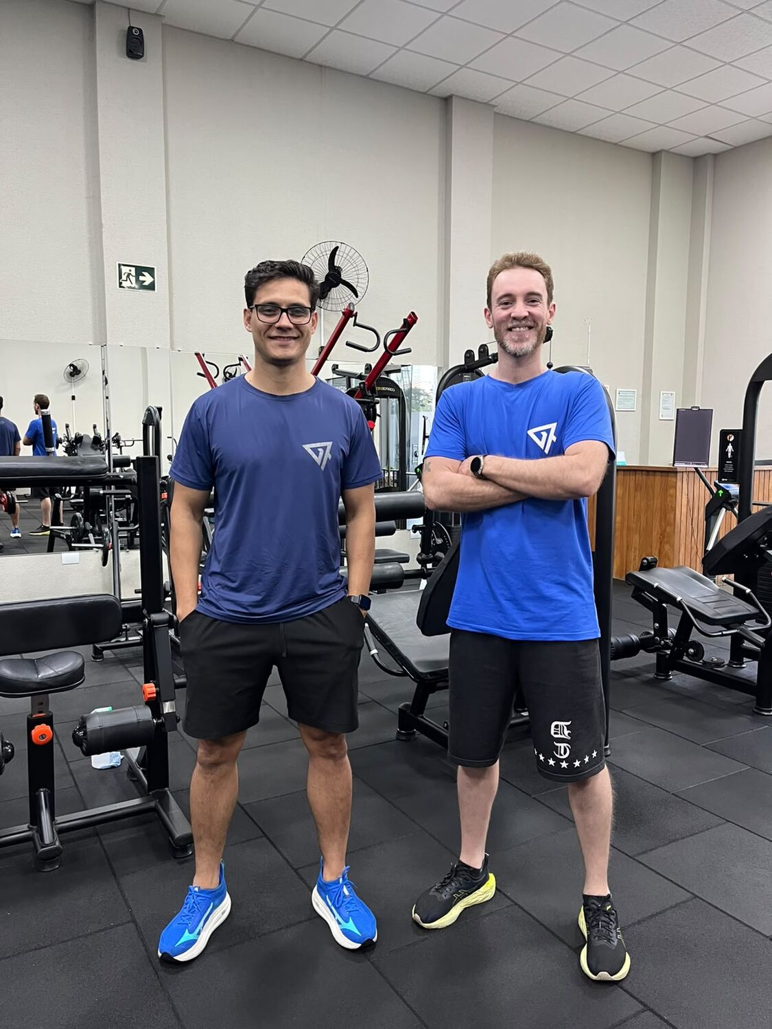 Gabriel e Tiago, sócios-fundadores da GTFIT, na área de musculação